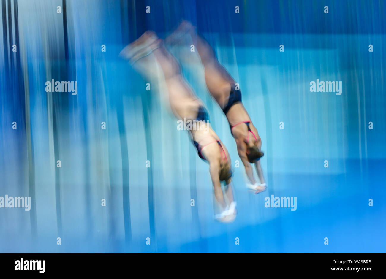 Kiev, UKRAINE - 7 août 2019 : Anne Vilde TUXEN et Helle TUXEN de Norvège lors du spectacle Womens 10m synchro Finale du Championnat Européen 2019 Plongée à Kiev. Technique Photo panoramique Banque D'Images