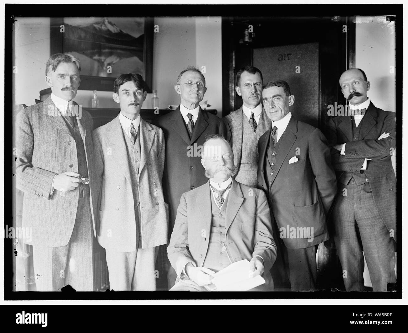 Attache COMMERCIAL : ALBERT H. BALDWIN, à Londres ; V.L. Paradis fiscaux, À SANTIAGO, CHILI ; ERWIN W. THOMPSON, À BERLIN ; T.I. HARRINGTON, À LIMA, PÉROU ; DR.ALBERT HALE, À BUENOS AIRES, ARGENITNA ; DR. CHARLES W.A. VEDITZ, À PARIS. REDFIELD SECRÉTAIRE, assis, centre Banque D'Images