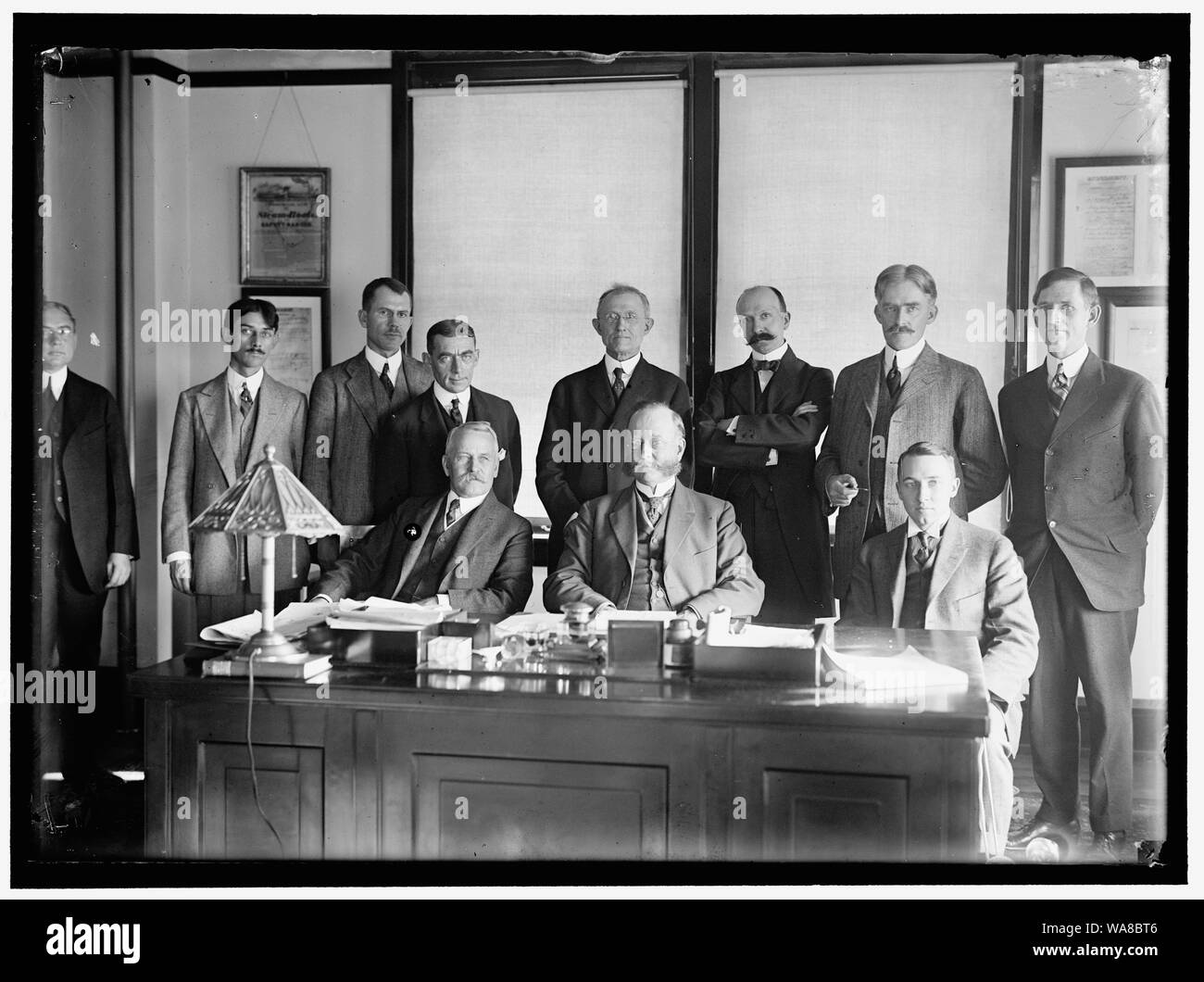 Attache COMMERCIAL : ALBERT H. BALDWIN, à Londres ; V.L. Paradis fiscaux, À SANTIAGO, CHILI ; ERWIN W. THOMPSON, À BERLIN ; T.I. HARRINGTON, À LIMA, PÉROU ; DR.ALBERT HALE, À BUENOS AIRES, ARGENITNA ; DR. CHARLES W.A. VEDITZ, À PARIS. REDFIELD SECRÉTAIRE, assis, centre Banque D'Images