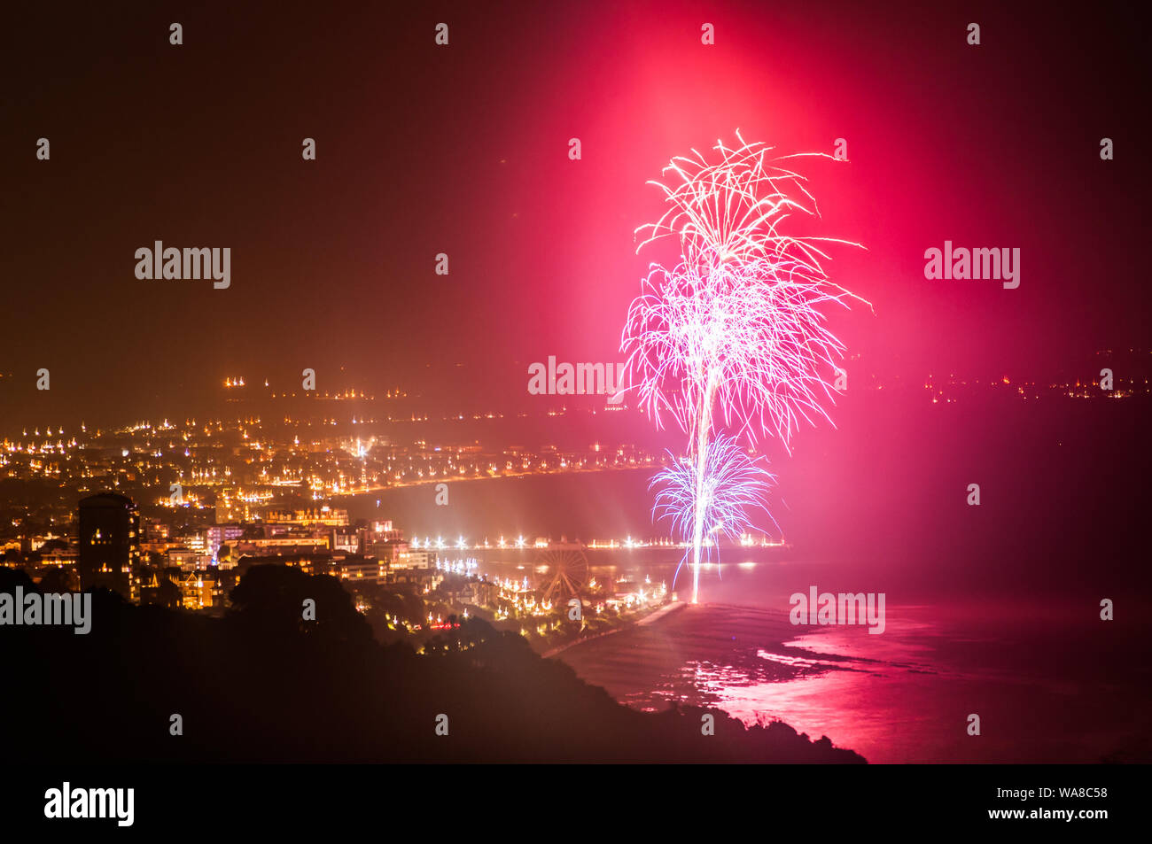 Eastbourne, East Sussex, Royaume-Uni..18 août 2019..The 27 annuel International Air Show Firework final. Une fin scintillante au spectacle de quatre jours sur la côte sud. Photos prises de Beachy Head. . Banque D'Images