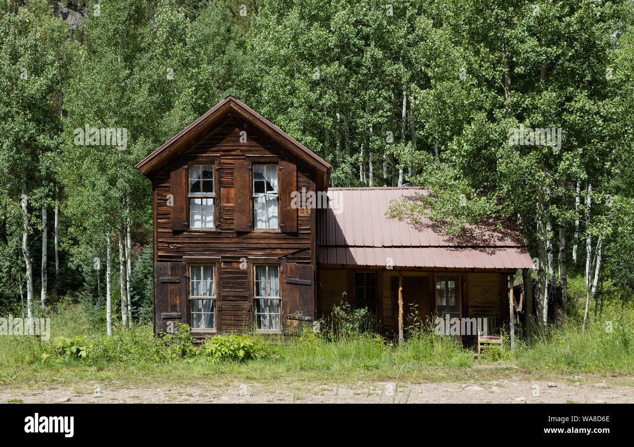 En cabine Crystal, Colorado, une ville fantôme virtuelle dans une vallée sur la partie supérieure de la rivière de cristal dans Gunnison Comté, sur une chute vertigineuse, un quatre-roues motrices seule route entre le marbre et Crested Butte Banque D'Images