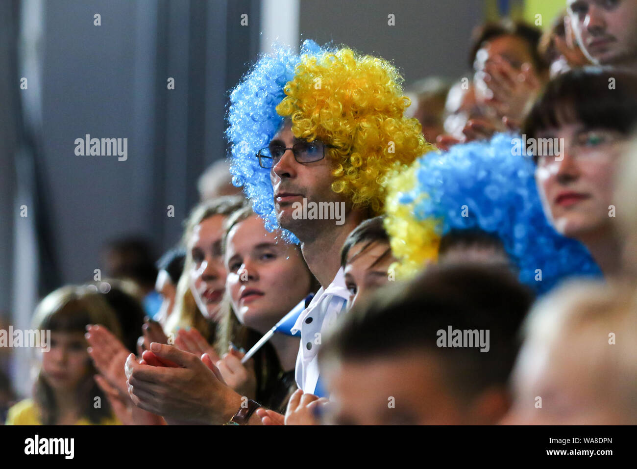 Kiev, UKRAINE - 7 août 2019 : les supporters ukrainiens montrent leur soutien au cours de la 2019 sur les tribunes European Diving Championship à Kiev, Ukraine Banque D'Images