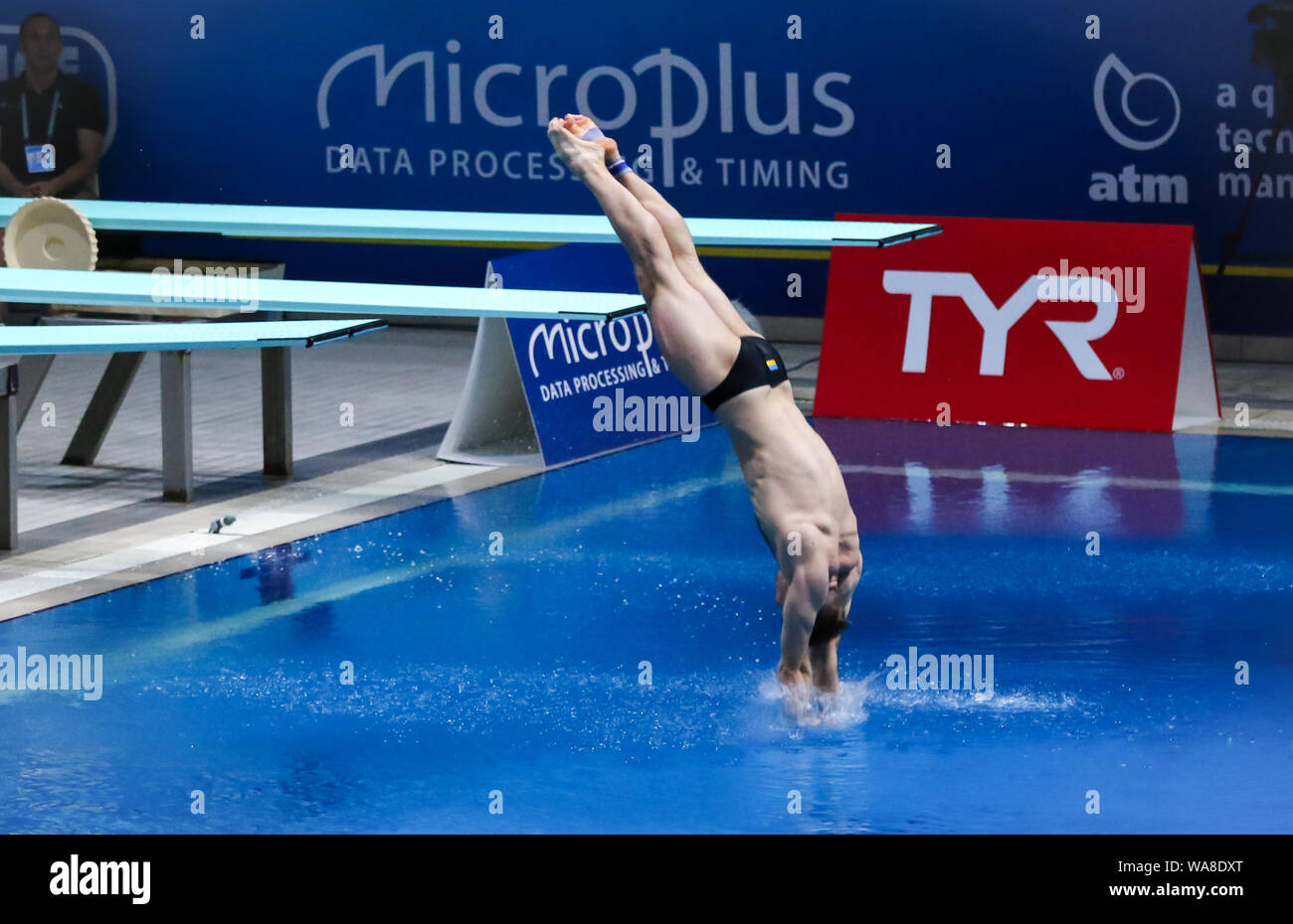 Kiev, UKRAINE - 7 août 2019 : Stanislav OLIFERCHYK de l'Ukraine lors du spectacle Mens 1m Tremplin de la finale 2019 du championnat européen de plongée sous-marine à Kiev, Ukraine Banque D'Images