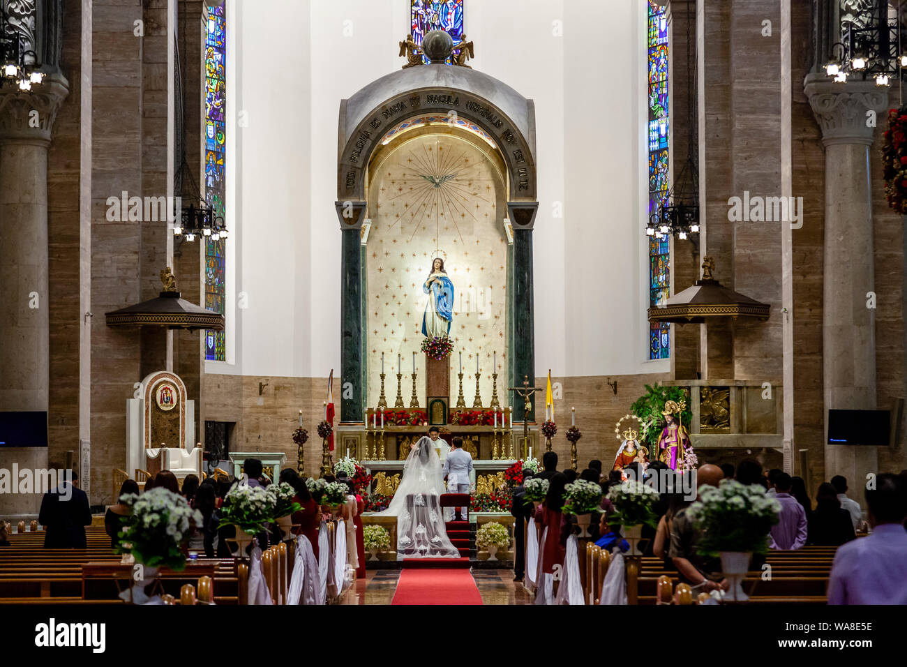 Un service de mariage se déroule à l'intérieur de la cathédrale en Intramuros, Manille, Philippines Banque D'Images