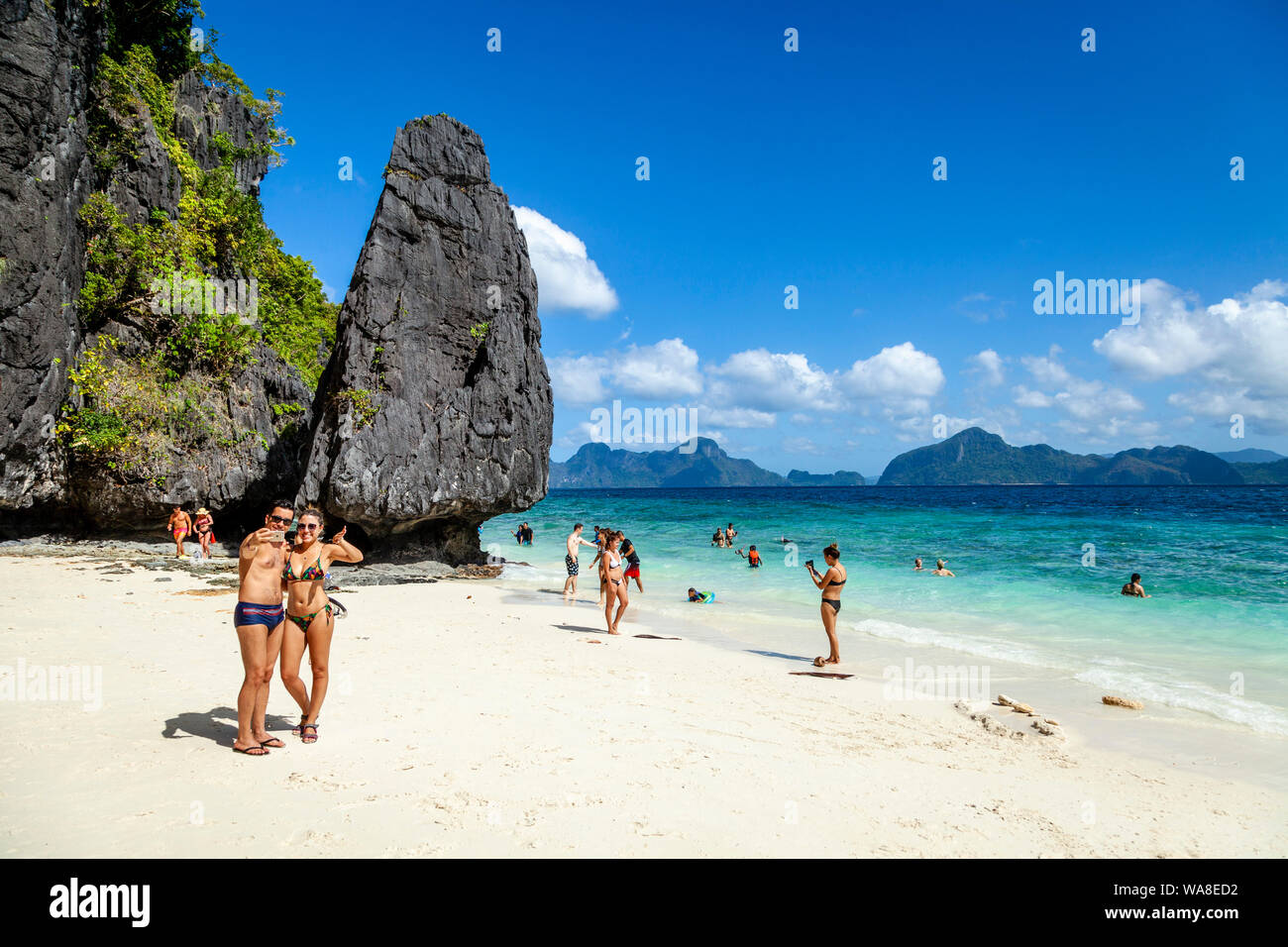 Les jeunes touristes posent pour des photos sur Entalula Beach, El Nido, Palawan, Philippines Banque D'Images