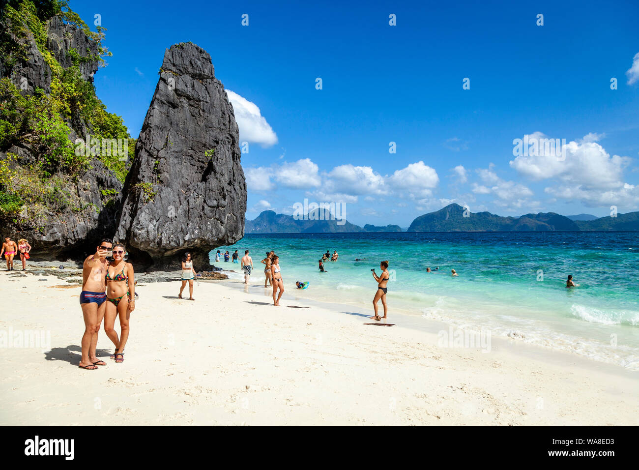 Les jeunes touristes posent pour des photos sur Entalula Beach, El Nido, Palawan, Philippines Banque D'Images