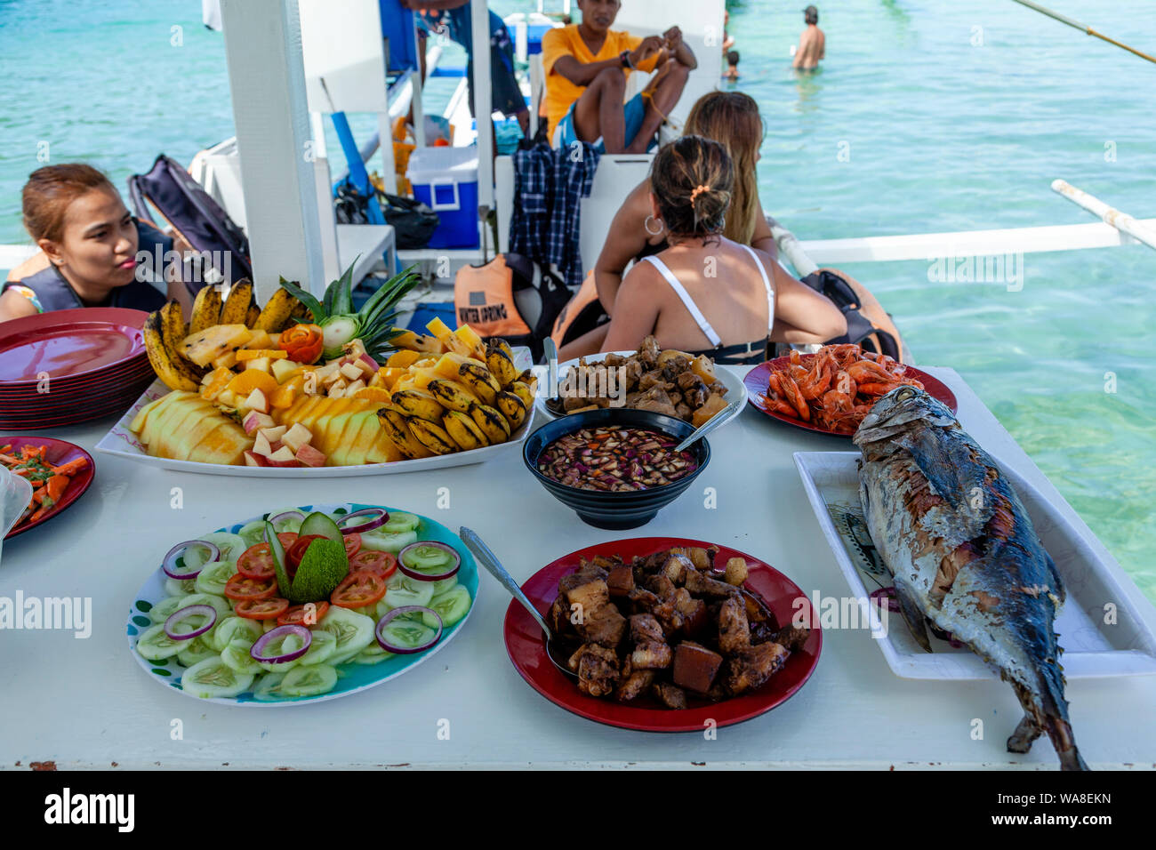 Le déjeuner servi à bord d'un bateau en bois traditionnel Banca, l'île aux Serpents, El Nido, Palawan, Philippines Banque D'Images