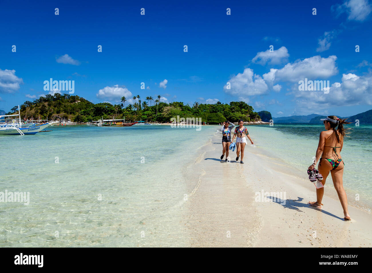 Les touristes marcher sur un banc de sable à marée basse, l'île aux Serpents, El Nido, Palawan, Philippines Banque D'Images