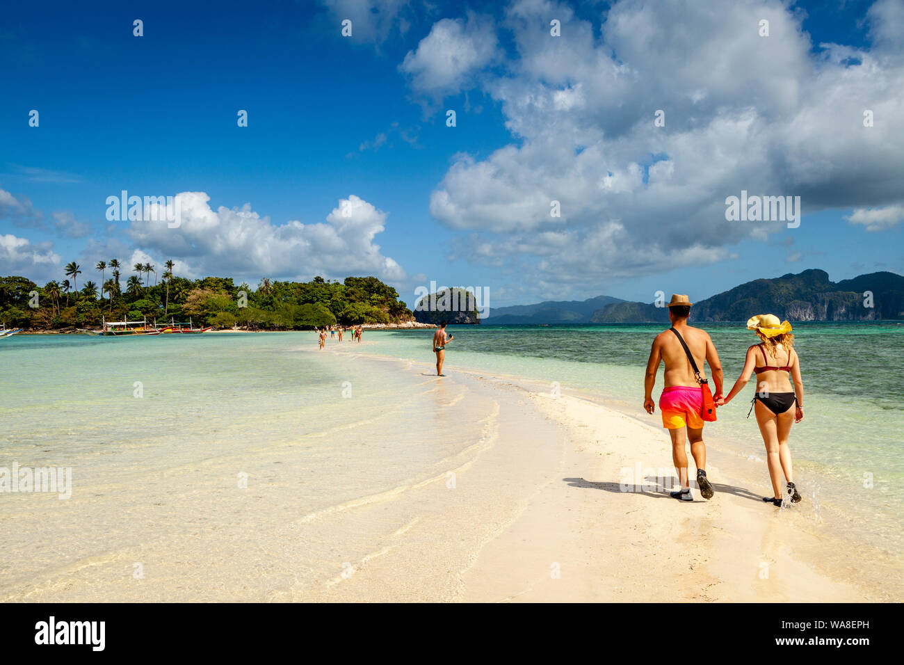 Les touristes marcher sur un banc de sable à marée basse, l'île aux Serpents, El Nido, Palawan, Philippines Banque D'Images
