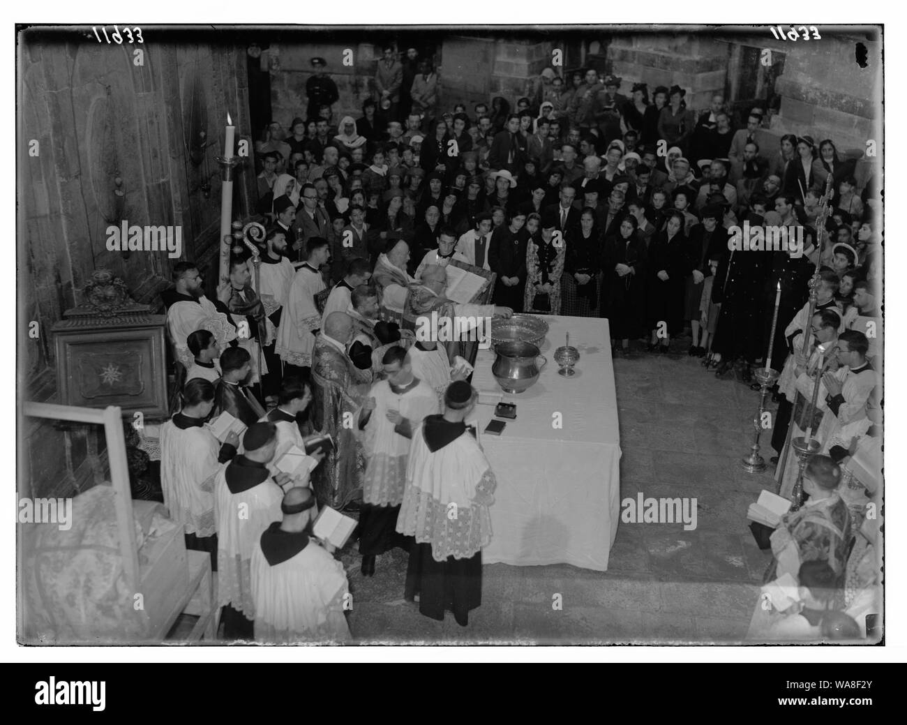 Calendrier des cérémonies religieuses dans Jér. [C.-à-d., Jérusalem] Période de Pâques, 1941. Samedi Saint. Verser saintes huiles dans l'eau Banque D'Images