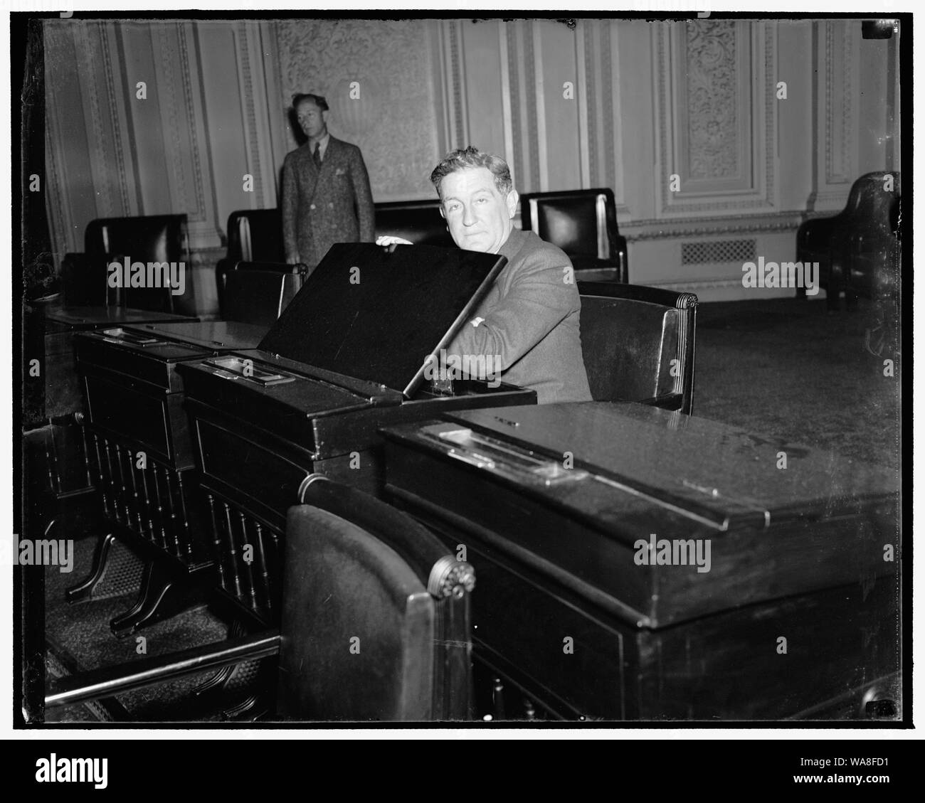 Californie Sénateur-élu se "sentir" du 24 au Sénat. Washington, D.C., le 12 décembre. Le sénateur élu Sheridan Downey de Californie obtient le "sentir" du bureau de la chambre du Sénat attribués à lui aujourd'hui et qu'il occupera quand le congrès se réunit le 3 janvier. Downey succède à William Gibbs McAdoo, qu'il a battu dans l'élection de novembre, 12/12/38 Banque D'Images