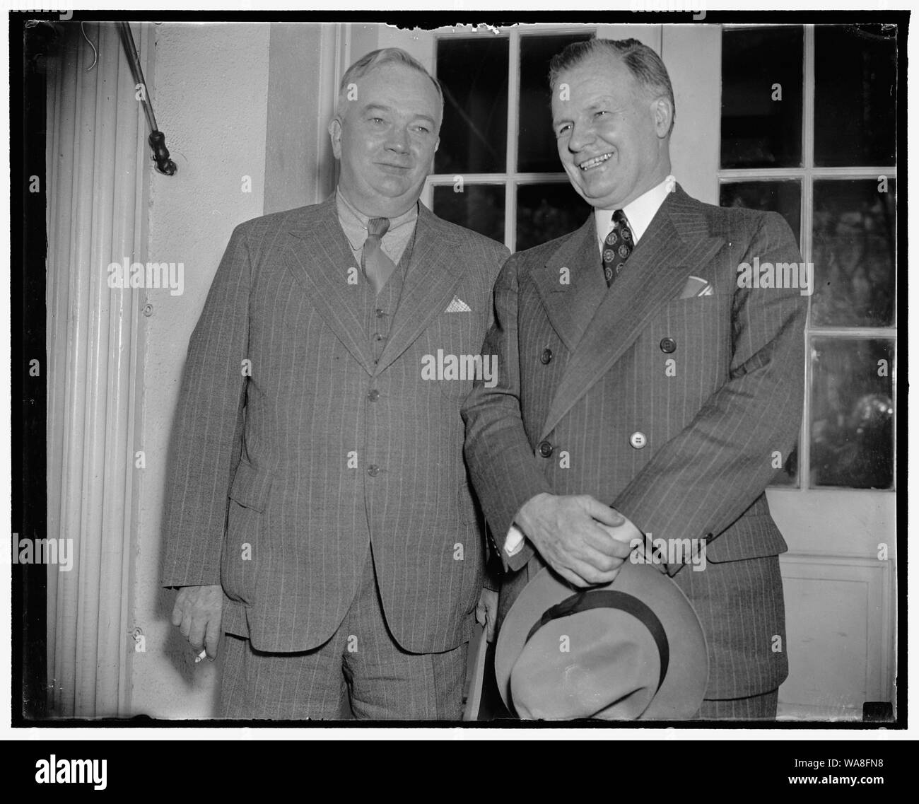 Les Californiens voir le président. Washington, D.C., le 15 avril. Argyle Campbell, président de l'État démocratique de gauche de Californie et J.F.T. O'Connor, qui se présente pour le poste de gouverneur de Californie, photographiés alors qu'ils quittaient la Maison Blanche après avoir obtenu le meilleur souhaité du président, 4/15/38 Banque D'Images