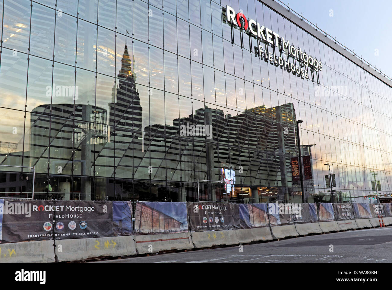 La fusée d'hypothèques Fieldhouse, auparavant Gund Arena et le Q, les rénovations sont en voie d'achèvement avec la nouvelle fenêtre mur reflétant l'horizon de la ville. Banque D'Images