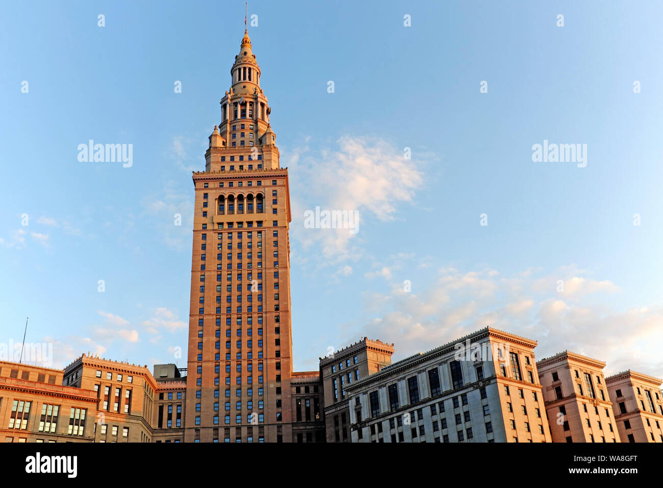 Le Cleveland Ohio célèbre bâtiment historique, le Terminal Tower, scintille dans le coucher du soleil sur le centre-ville de Cleveland, Ohio, USA. Banque D'Images
