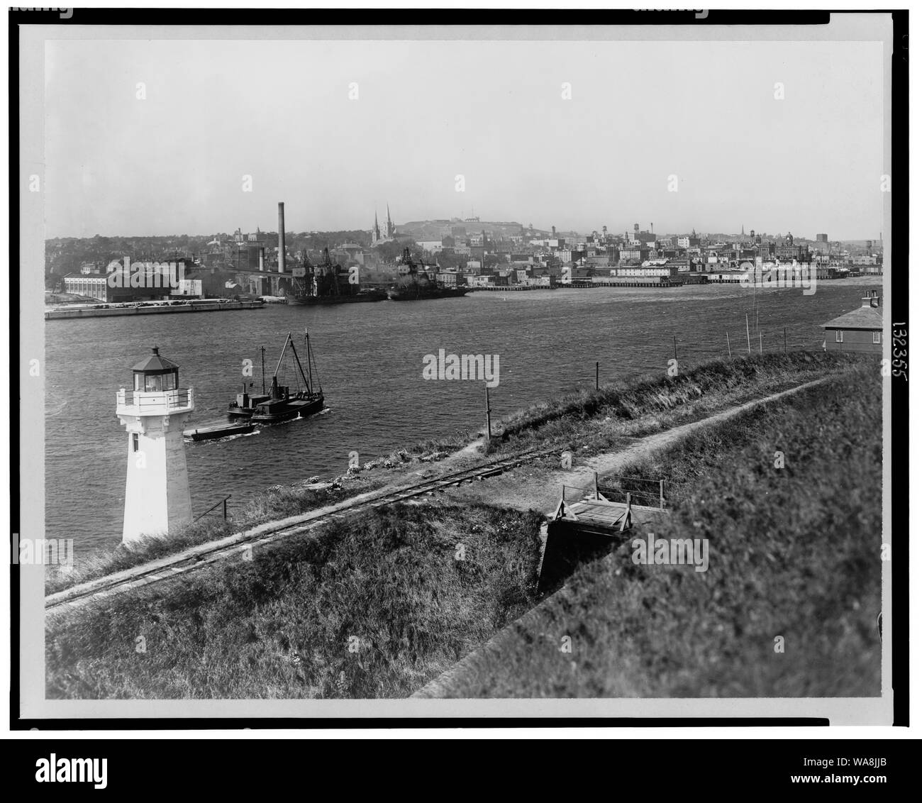 Le Canada, la Nouvelle-Écosse, Halifax--Vue du bord de l'Abstract : Phare et bateau sur l'eau, Halifax, Nouvelle-Écosse. Banque D'Images