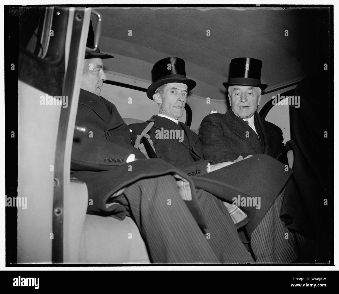 Le premier ministre canadien n'arrive. Washington, D.C., le 17 novembre. Le premier ministre MacKenzie King du Canada quitter la gare Union à son arrivée aujourd'hui avec le secrétaire d'État Cordell Hull et secrétaire du président d'État Marvin MCINTYRE, centre Banque D'Images