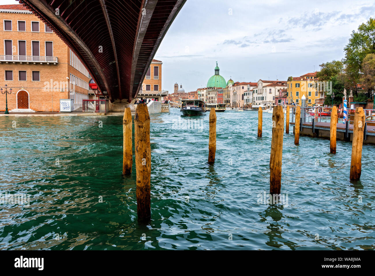 Le Grand Canal de sous le pont de la Constitution (Constitution) Pont de Venise, Italie Banque D'Images