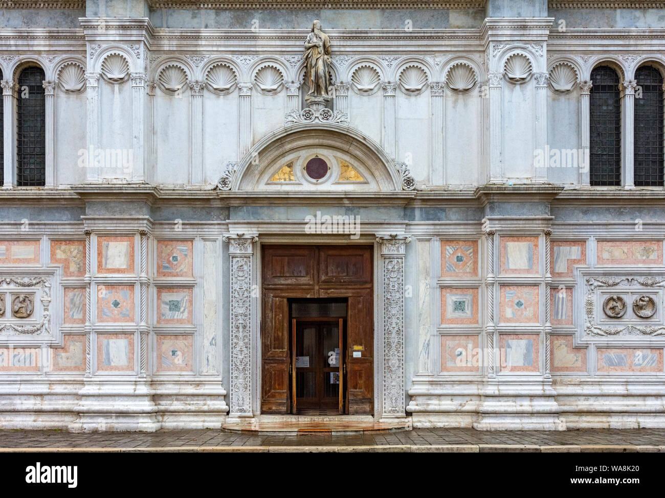 Entrée de l'église de San Zaccaria au Campo San Zaccaria, Venise, Italie Banque D'Images