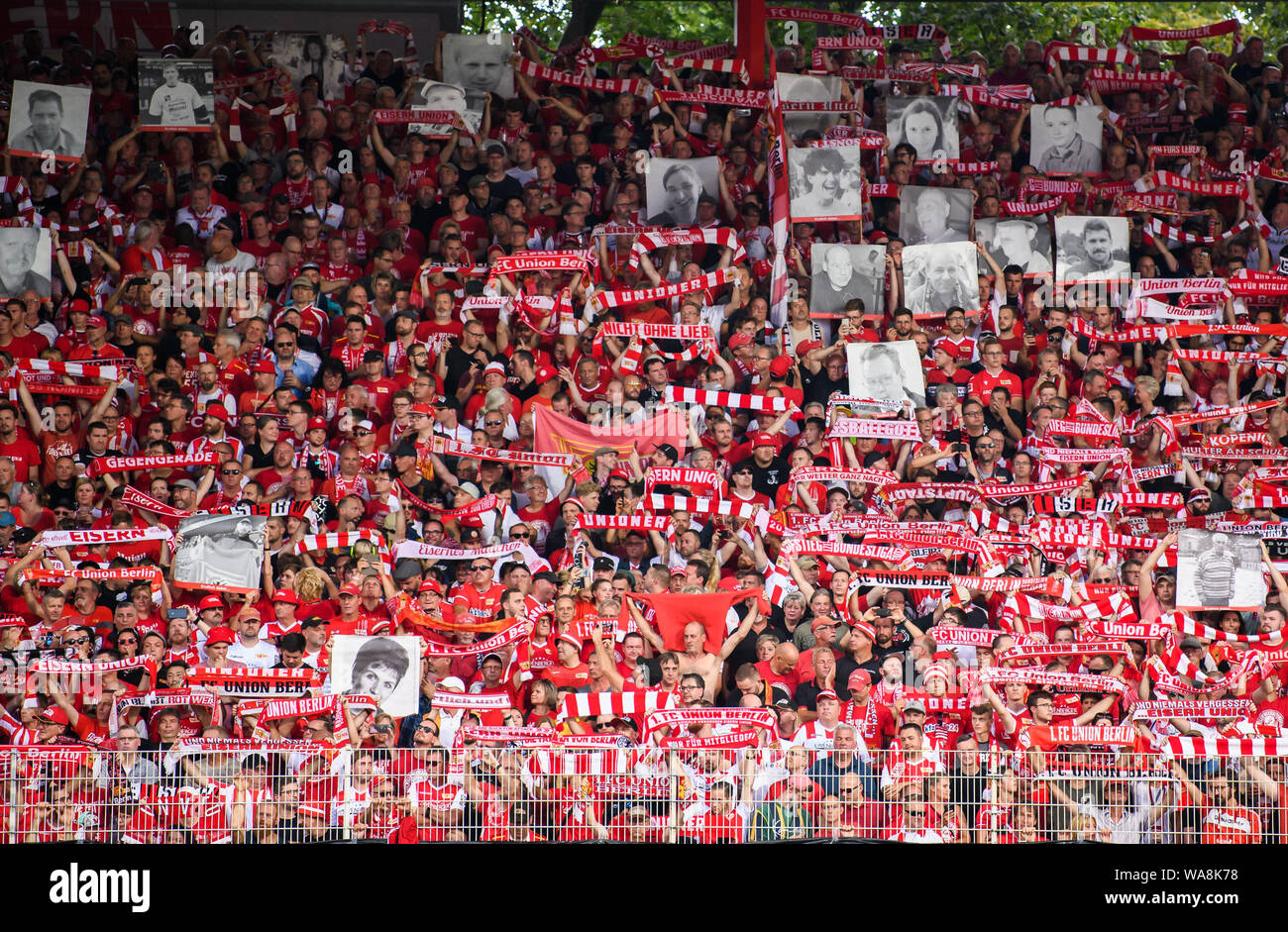 (190819) -- Berlin, le 19 août 2019 (Xinhua) -- Fans de Union Berlin sont vus avant le premier match de Bundesliga allemande dans l'histoire du club contre RB Leipzig à Berlin, capitale de l'Allemagne, le 18 août, 2019. (Photo de Kevin Voigt/Xinhua) Banque D'Images