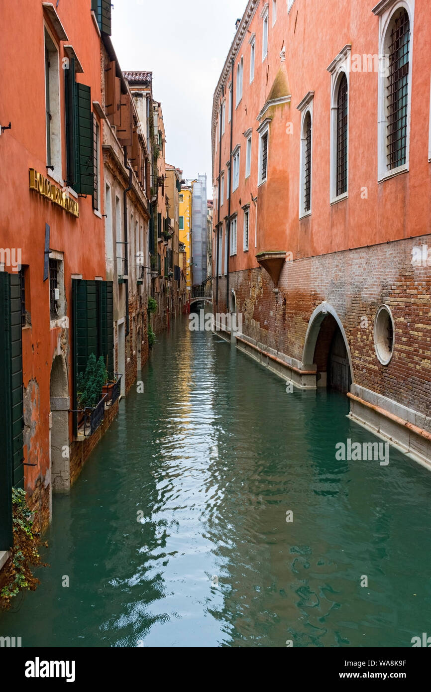 Le Rio di San Salvador canal de la ponte de le pont ballotte, Venise, Italie Banque D'Images