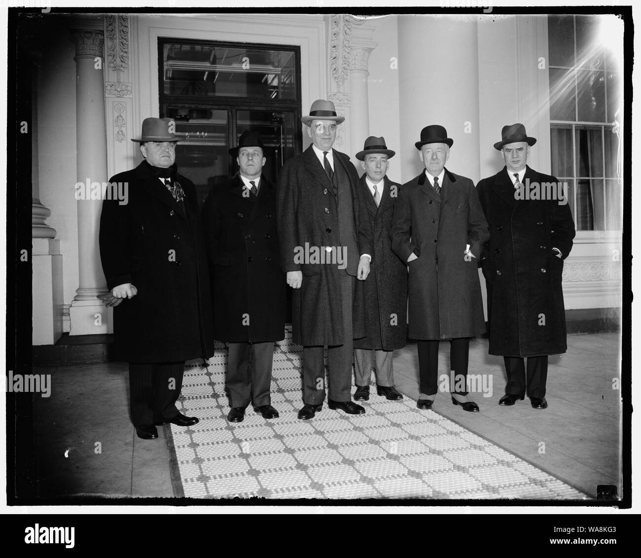 Le capital et le travail à la conférence de la Maison Blanche. Washington, D.C., le 14 janvier. Un groupe composé de représentants du capital, du travail et de l'ancien Brain Trust du New Deal ont convergé sur la Maison Blanche aujourd'hui à présenter au Président des recommandations pour tirer l'activité hors du marasme actuel. De gauche à droite ; John L. Lewis C.I.O. chef, Charles Taussig, ancien Brain truster, Owen D. Young, chef de la General Electric Co. A.A. Berle, ancien Brain truster, Thomas W. Lamont, partenaire de J.P. Morgan, et Philip Murray, chef C.I.O., 1/14/38 Banque D'Images