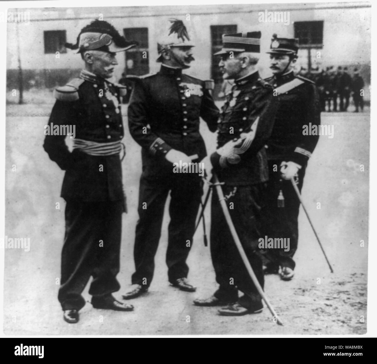 Le capitaine Alfred Dreyfus, portrait en pied, debout, face à gauche, avec trois autres officiers de l'armée française, tous en uniforme Banque D'Images