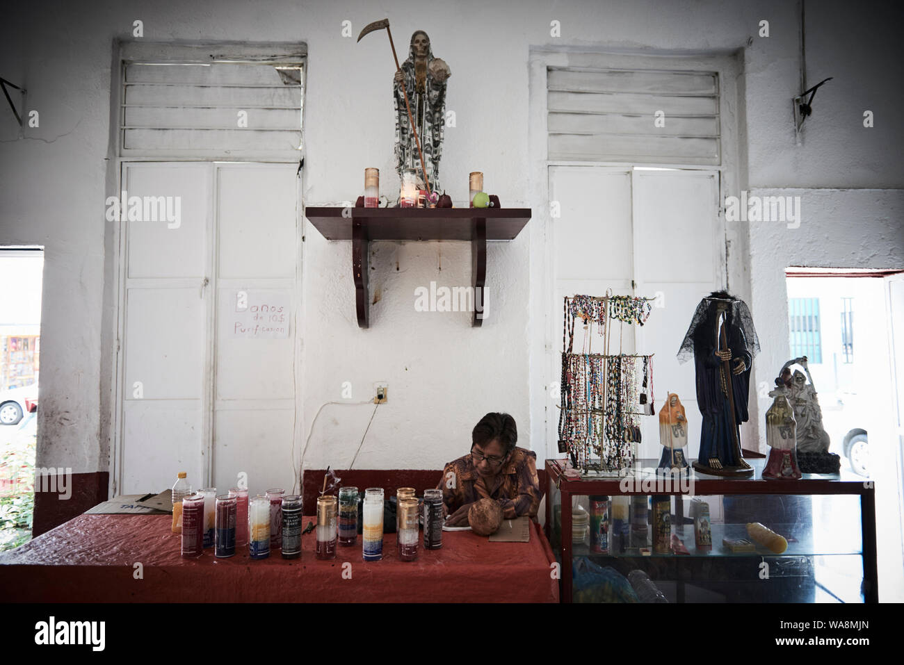 Les dévots de Nuestra Señora de la Santa Muerte (Notre Dame de la sainte mort) Visitez l'Église Santuario Nacional del Angel de la Santa Muerte Tepito, dans la ville de Mexico. Santa Muerte est le saint patron des criminels, des prostituées, des drogués, et tous ceux oubliés par la société. Une personnification de la mort, elle est associée à la guérison, la protection et la prestation sécuritaire de l'au-delà par ses dévots. Banque D'Images