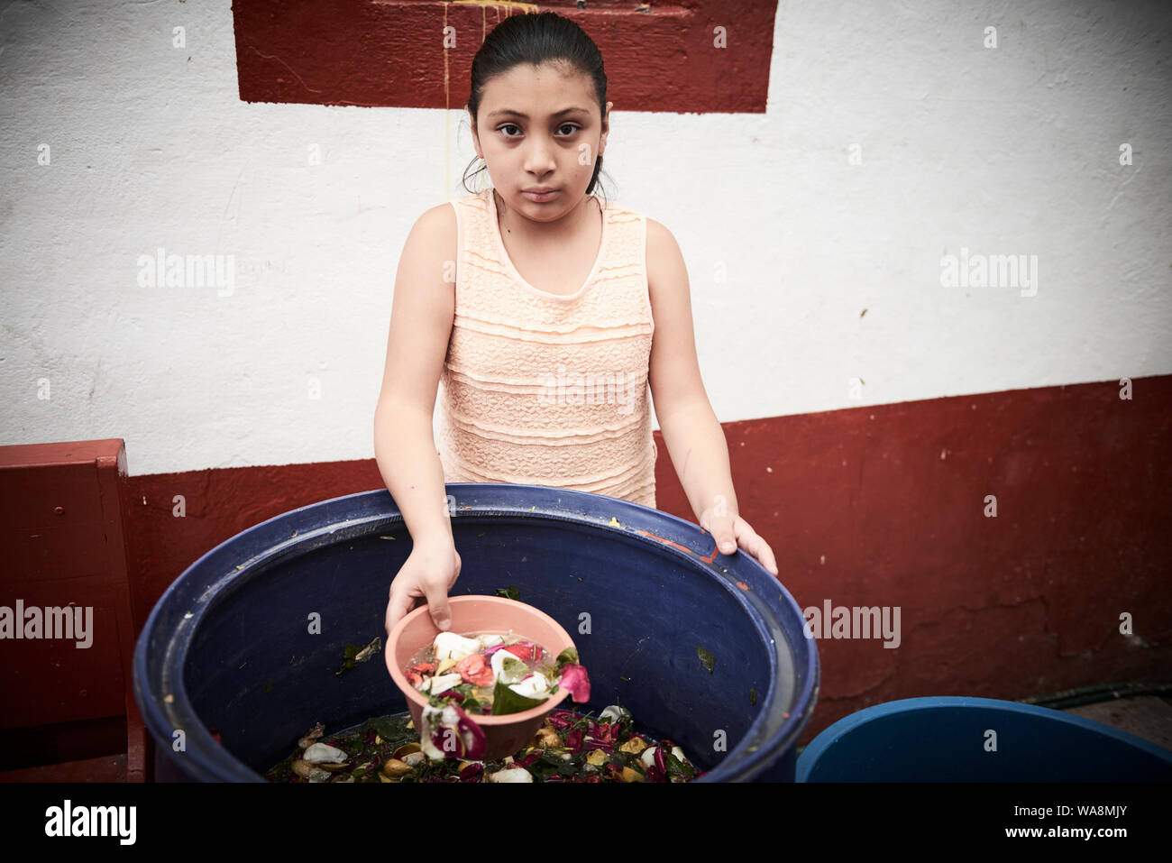 Les dévots de Nuestra Señora de la Santa Muerte (Notre Dame de la sainte mort) Visitez l'Église Santuario Nacional del Angel de la Santa Muerte Tepito, dans la ville de Mexico. Santa Muerte est le saint patron des criminels, des prostituées, des drogués, et tous ceux oubliés par la société. Une personnification de la mort, elle est associée à la guérison, la protection et la prestation sécuritaire de l'au-delà par ses dévots. Banque D'Images