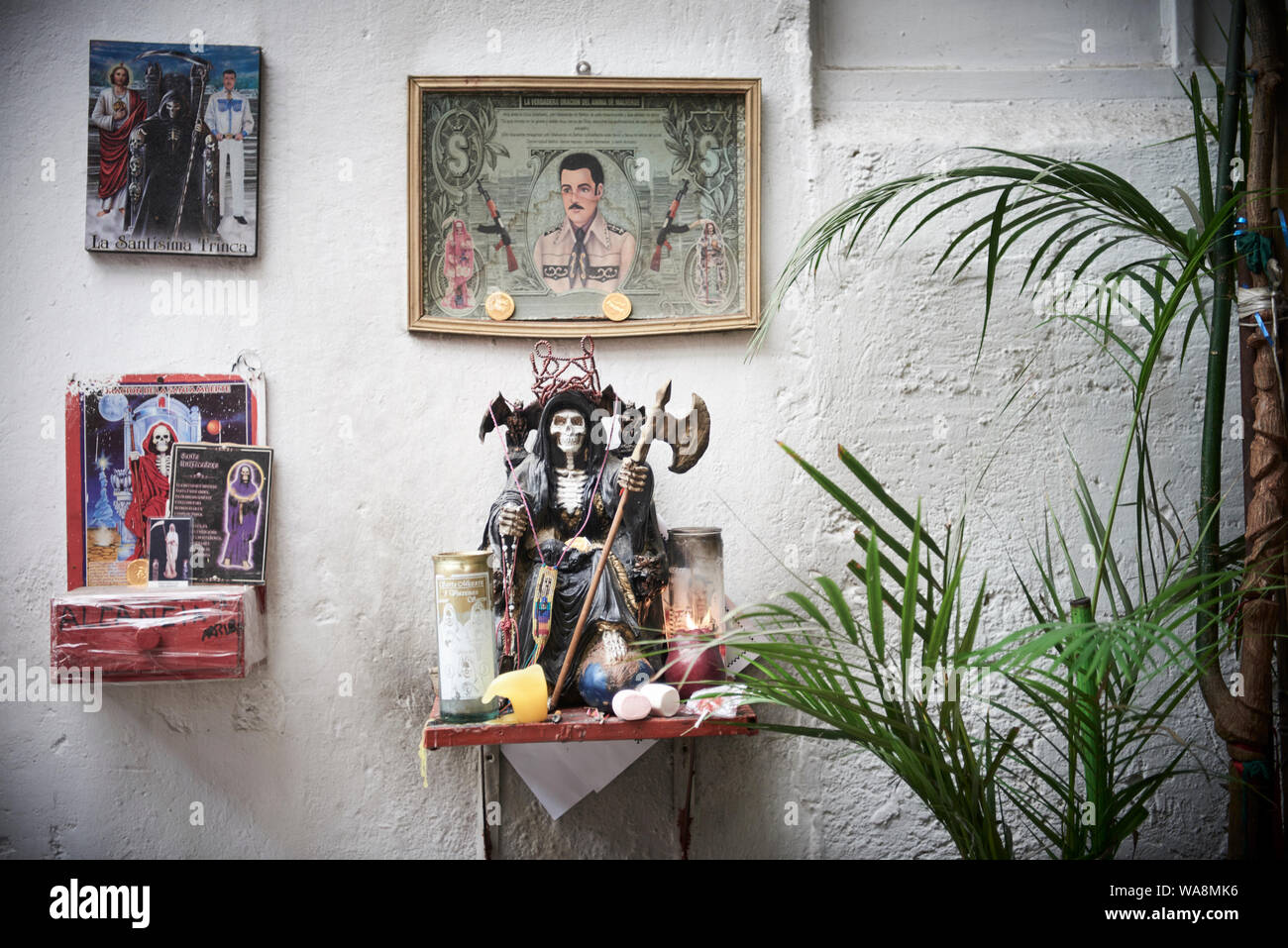 Les dévots de Nuestra Señora de la Santa Muerte (Notre Dame de la sainte mort) Visitez l'Église Santuario Nacional del Angel de la Santa Muerte Tepito, dans la ville de Mexico. Santa Muerte est le saint patron des criminels, des prostituées, des drogués, et tous ceux oubliés par la société. Une personnification de la mort, elle est associée à la guérison, la protection et la prestation sécuritaire de l'au-delà par ses dévots. Banque D'Images