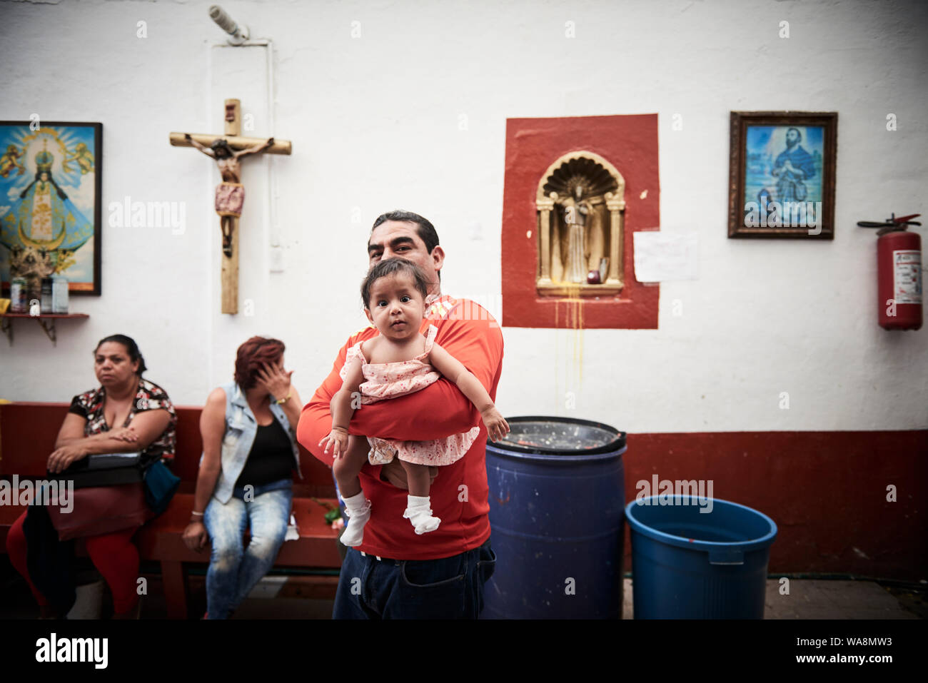 Les dévots de Nuestra Señora de la Santa Muerte (Notre Dame de la sainte mort) Visitez l'Église Santuario Nacional del Angel de la Santa Muerte Tepito, dans la ville de Mexico. Santa Muerte est le saint patron des criminels, des prostituées, des drogués, et tous ceux oubliés par la société. Une personnification de la mort, elle est associée à la guérison, la protection et la prestation sécuritaire de l'au-delà par ses dévots. Banque D'Images
