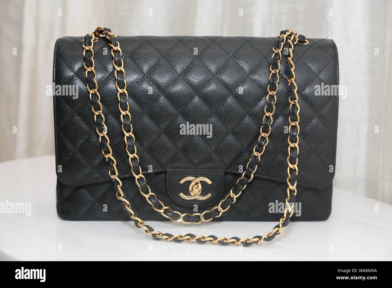 Princeton, New Jersey, USA, 18 août 2019 : Photo de marque sac à main Chanel noir Editorial sur fond blanc. Banque D'Images