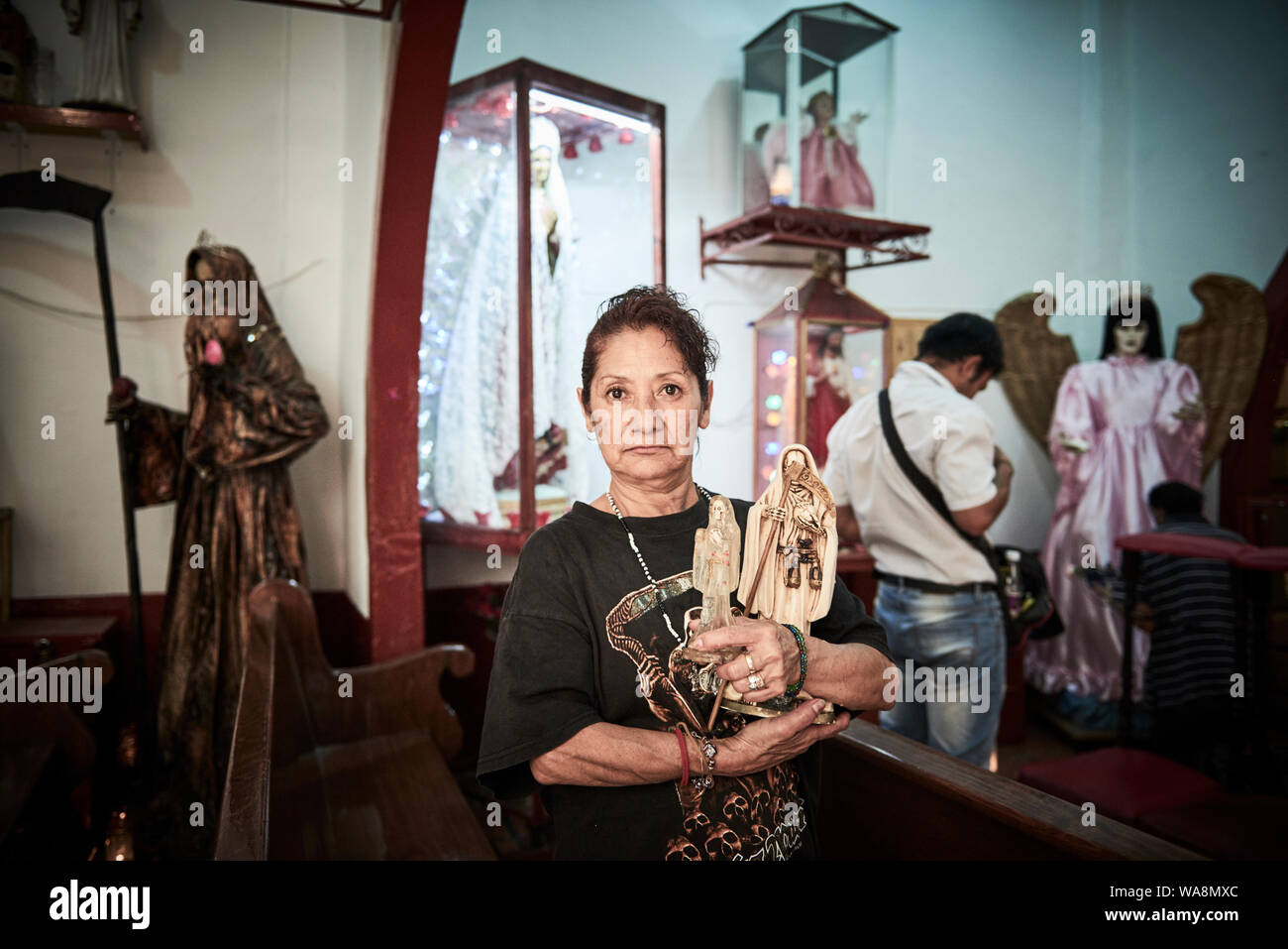 Les dévots de Nuestra Señora de la Santa Muerte (Notre Dame de la sainte mort) Visitez l'Église Santuario Nacional del Angel de la Santa Muerte Tepito, dans la ville de Mexico. Santa Muerte est le saint patron des criminels, des prostituées, des drogués, et tous ceux oubliés par la société. Une personnification de la mort, elle est associée à la guérison, la protection et la prestation sécuritaire de l'au-delà par ses dévots. Banque D'Images