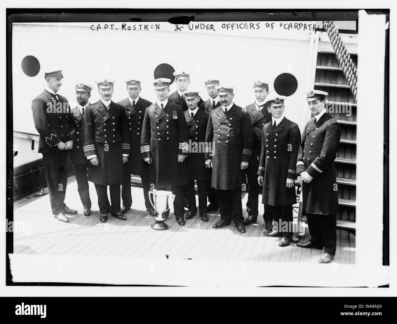 Le capitaine Rostron et encadrées par des officiers de navire [CARPATHIA] Banque D'Images