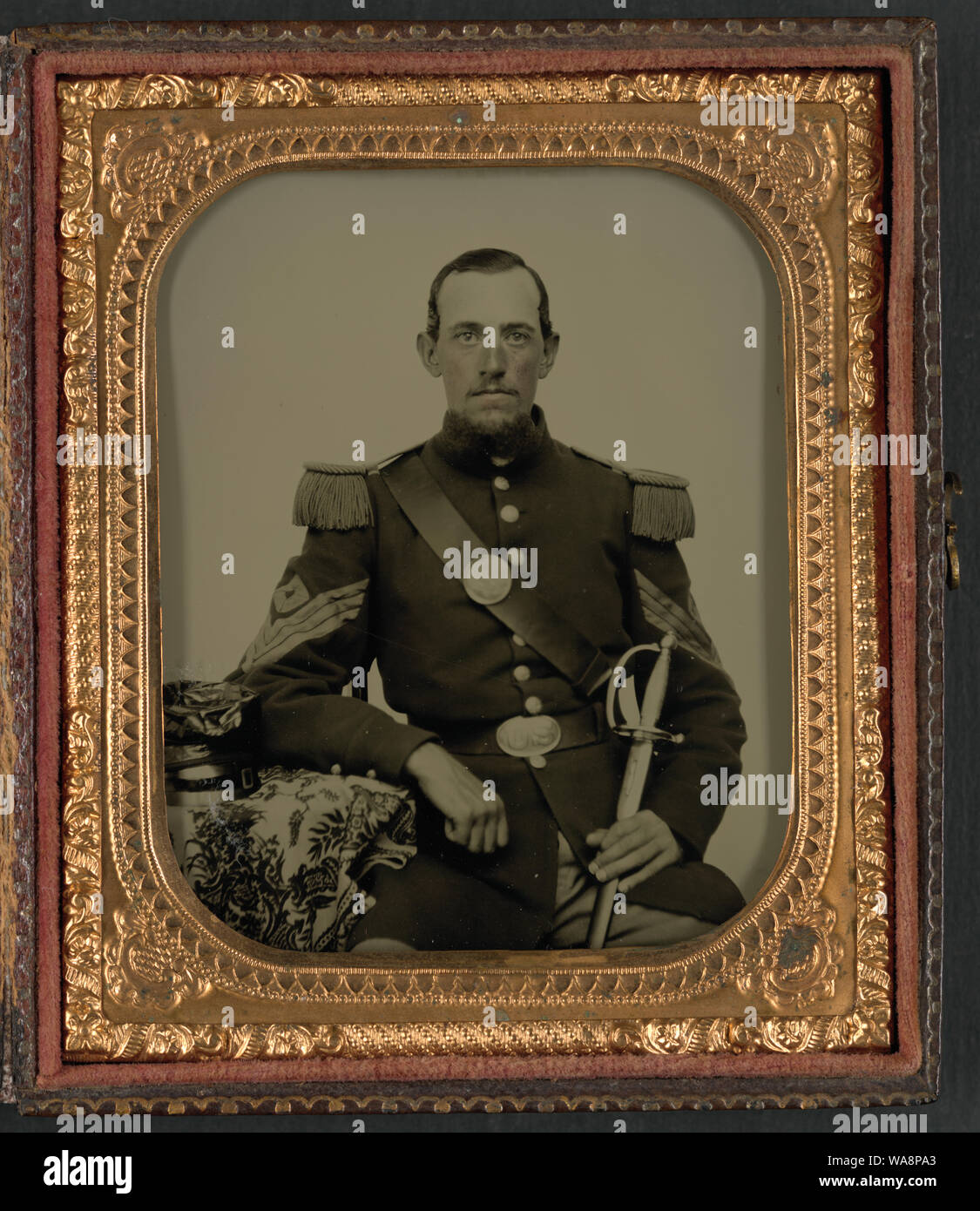 Le capitaine Otis A. Baker, de la Société A, 1e Régiment d'infanterie de Rhode Island ; Co. A, 4e Régiment d'infanterie de Rhode Island ; Co. H, 3e Régiment d'infanterie du Massachusetts ; et 18e Compagnie d'infanterie du Massachusetts en uniforme] / Westminster Fine Art Gallery, n° 94, rue Westminster, Providence, R.I., J.B. Thurston, propriétaire Banque D'Images