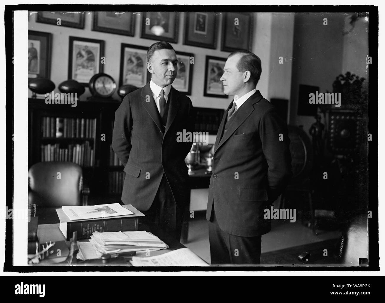 La Capts. C.T. Brooks et L.W. Burnham, Marine aides pour le président, [1/12/25] Banque D'Images