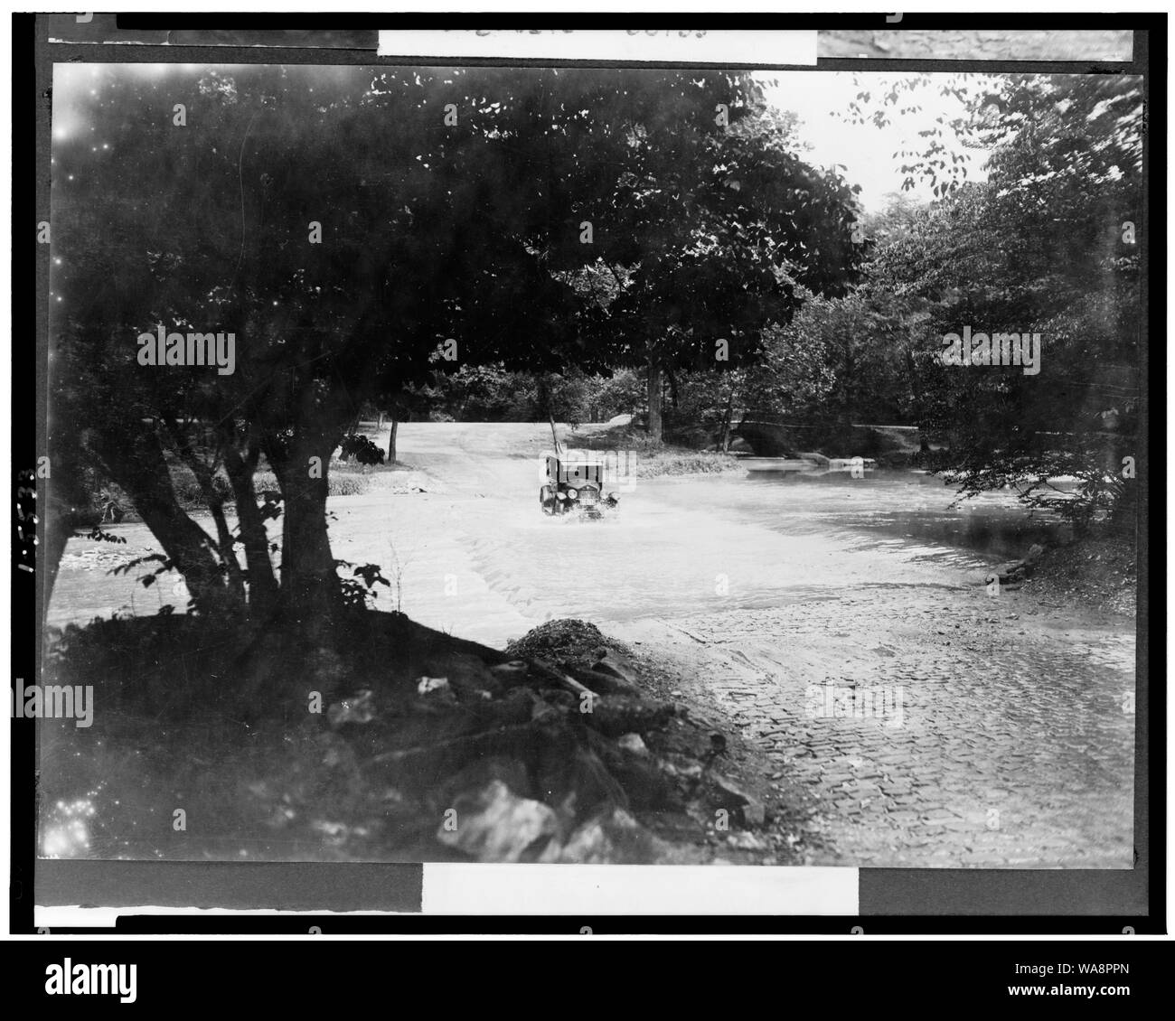 [Voiture en stream dans Rock Creek Park(), Washington, D.C.] ; anglais : [Voiture en stream dans Rock Creek Park(), Washington, D.C.] Banque D'Images
