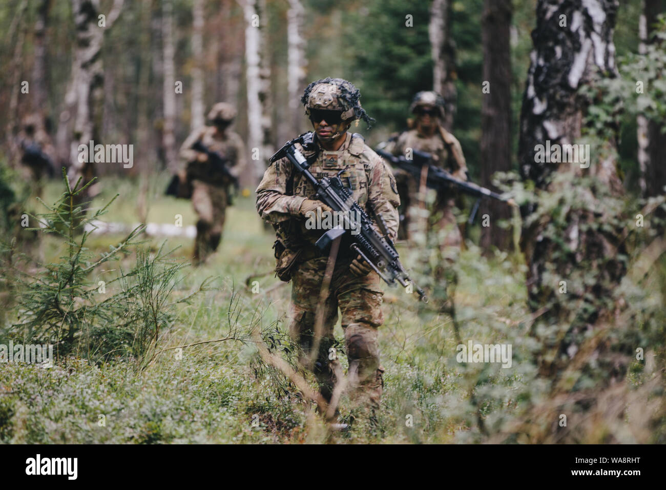 Les parachutistes de l'Armée américaine affecté au 2e Bataillon, 503e Régiment d'infanterie, 173e Brigade aéroportée se déplacer vers l'objectif au cours de l'exercice Rock Shock 2 dans la zone d'entraînement Grafenwoehr, 12 et 13 août 2019. La 173e Brigade aéroportée de l'armée américaine est la force de réaction d'urgence en Europe, fournissant des forces rapidement déployables à l'Europe, l'Afrique centrale et les zones de commandes des responsabilités. L'avant déployé sur toute l'Italie et l'Allemagne, la brigade des trains régulièrement aux côtés de l'OTAN et de pays partenaires d'établir des partenariats et de renforcer l'alliance. Banque D'Images