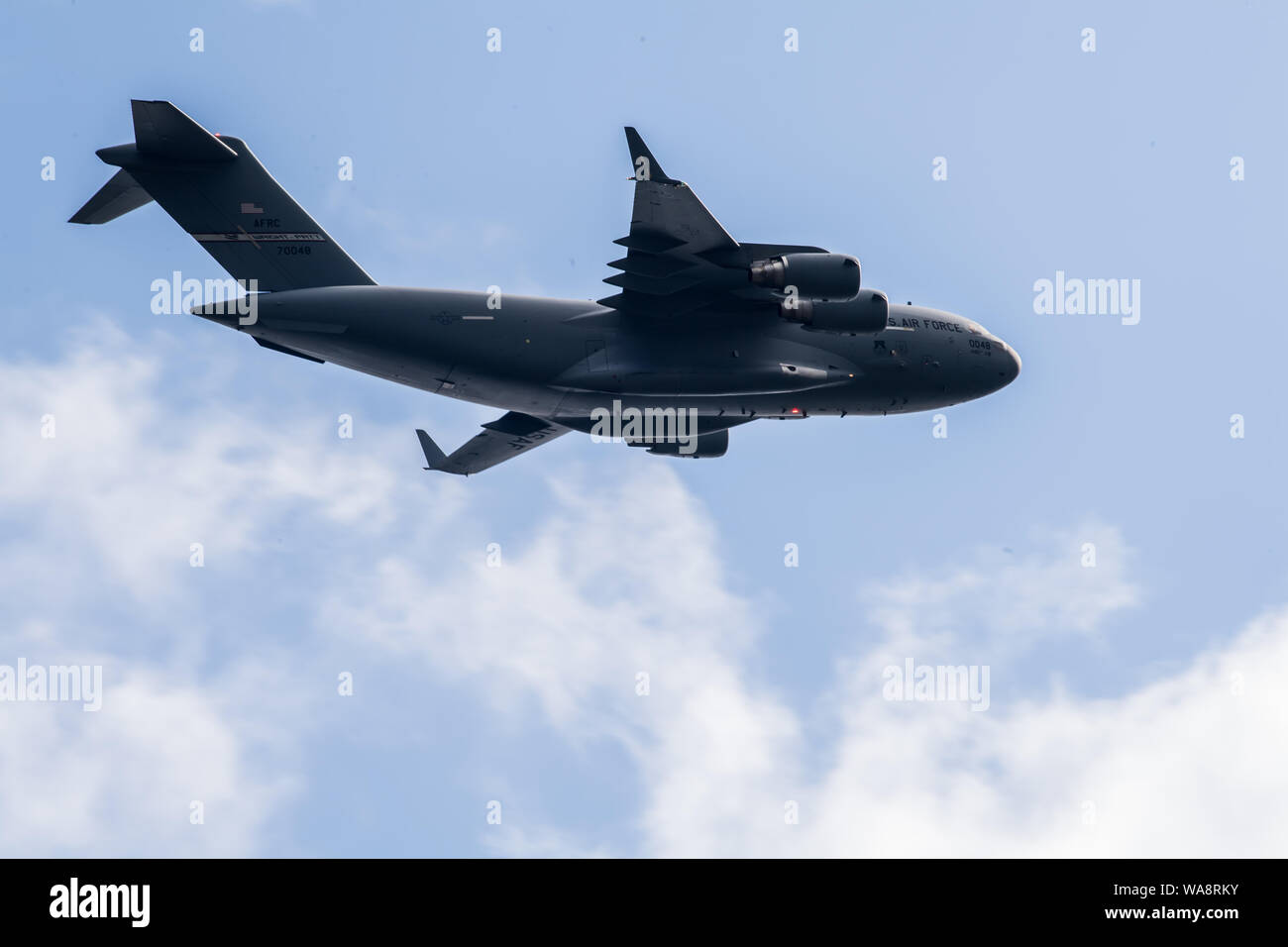 Un U.S. Air Force C-17 Globemaster III descend pour l'atterrissage à Sparta-Fort McCoy, Aéroport Fort McCoy, Wisconsin (Etats-Unis), tout en participant à l'exercice guerrier patriote 2019 16 août, 2019. Patriot Warrior est Air Force Reserve Command's premier exercice fournissant des aviateurs canadiens la possibilité de se former avec des partenaires internationaux et en transport, l'évacuation aéromédicale, et la prise en charge de la mobilité. L'exercice s'appuie sur les capacités pour l'avenir, lutter contre l'augmentation de la volonté, la létalité et la souplesse de la Réserve aérienne. (U.S. Photo de l'Armée de l'air par le sergent. Amy Picard) Banque D'Images