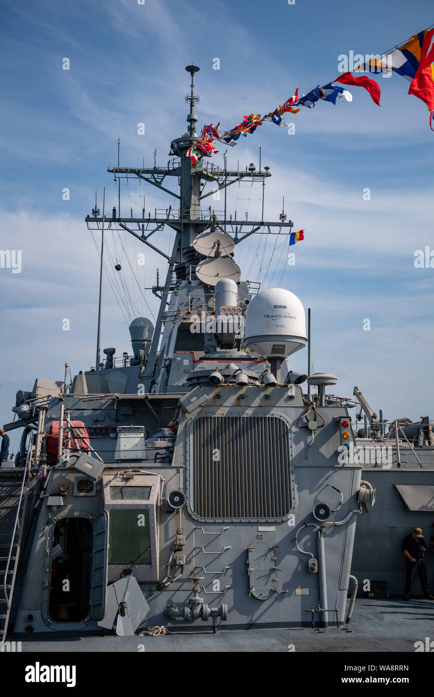 CONSTANTA, Roumanie (Août 15, 2019) - La classe Arleigh Burke destroyer lance-missiles USS Porter (DDG 78) se trouve en plein pendant la journée de la marine roumaine robe à Constanta, Roumanie, 15 août 2019. Porter, l'avant-déployé à Rota, en Espagne, est sur sa septième patrouille dans la sixième flotte américaine zone d'opérations à l'appui de la sécurité nationale des États-Unis en Europe et en Afrique. (U.S. Photo par marine Spécialiste de la communication de masse de la classe 3e T. Logan Keown/libérés) Banque D'Images