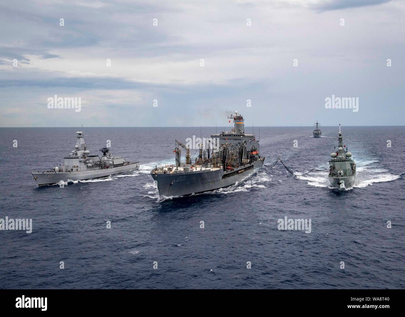 190816-N-UB406-1289 de l'OCÉAN ATLANTIQUE (Aug. 16, 2019) La marine belge Karel Doorman-class frigate Léopold I (F930), à gauche, et la marine portugaise frégate NRP Francisco de Almeida (F334), droite, effectuer une opération de ravitaillement en mer avec la Henry J. Kaiser-classe en cours reconstitution oiler USNS Patuxent (T-AO 201), centre, lance-missiles comme le destroyer USS Gridley (DDG 101) transits derrière eux. Gridley est en cours sur un déploiement de service comme le fleuron du 1er Groupe maritime permanent de l'OTAN à mener des opérations maritimes et fournir une capacité maritime continue de l'OTAN dans le nord du Banque D'Images