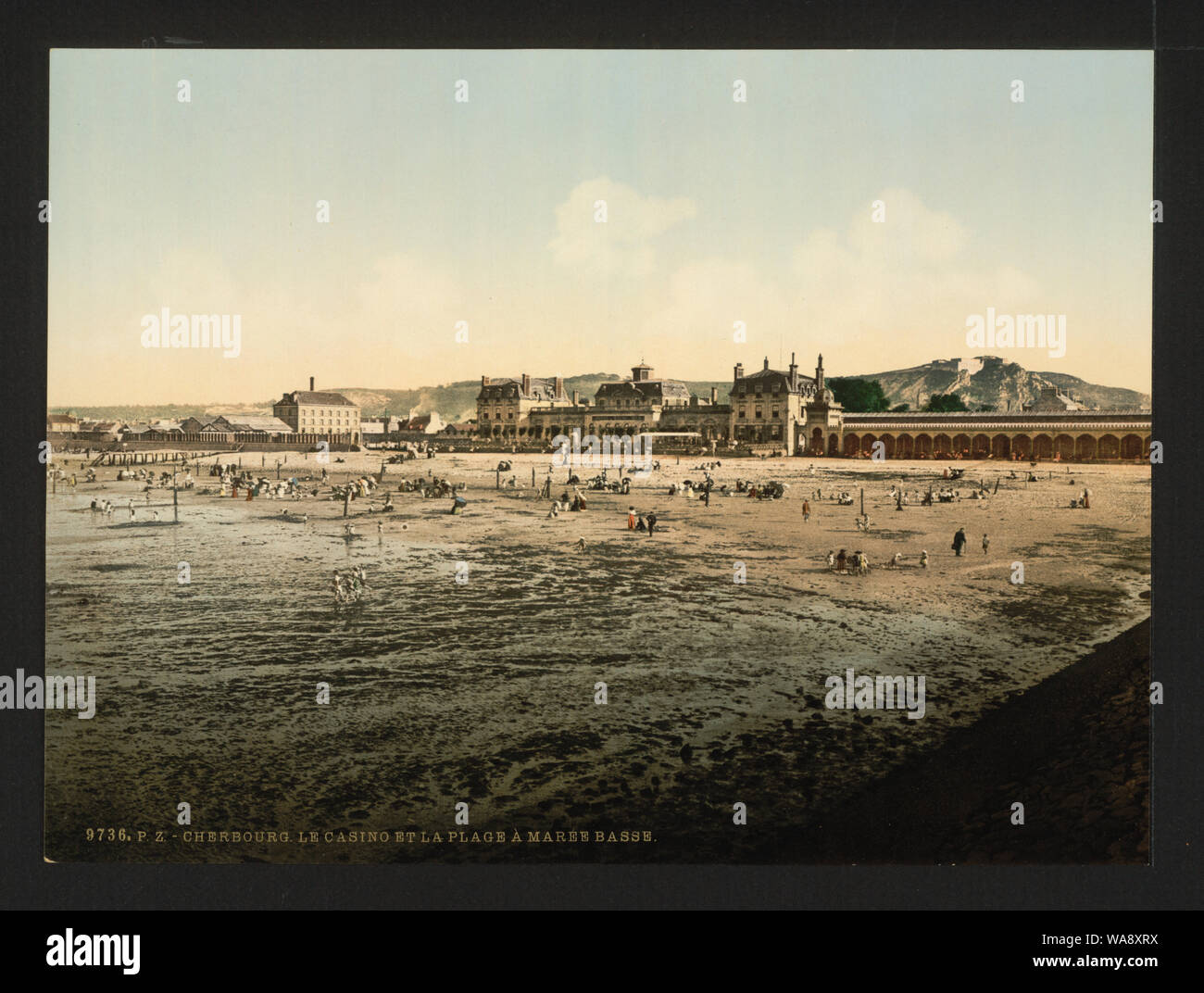 Casino et plage à marée basse, Cherbourg, France Banque D'Images