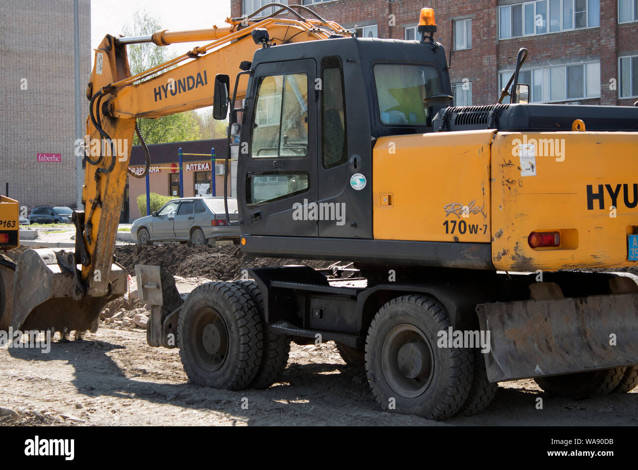 Le Kazakhstan, Ust-Kamenogorsk - 5 mai, 2019. Hyundai excavatrice travaillent dans la rue. Banque D'Images