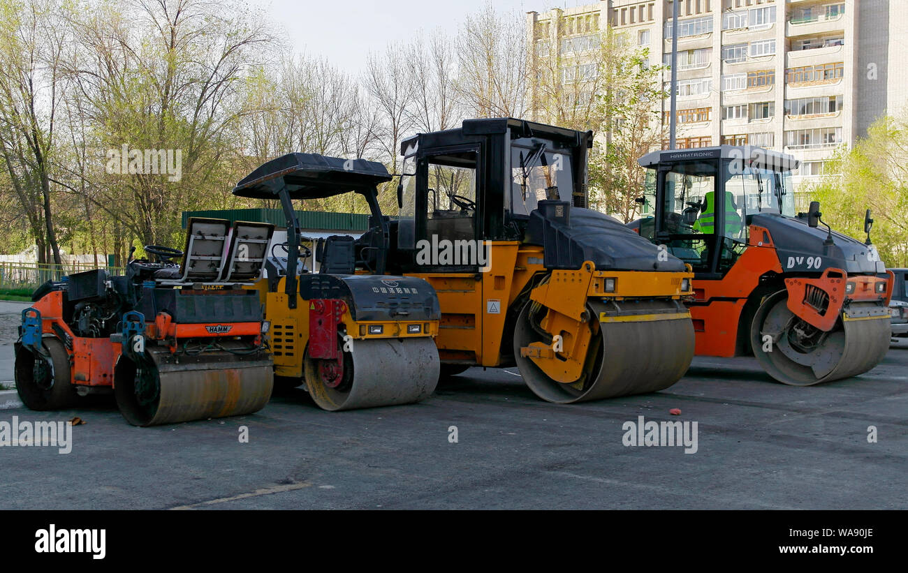 Le Kazakhstan, Ust-Kamenogorsk - 10 mai, 2019. La route d'asphalte-rouleaux sur parking. De fortes vibrations rouleaux. Banque D'Images