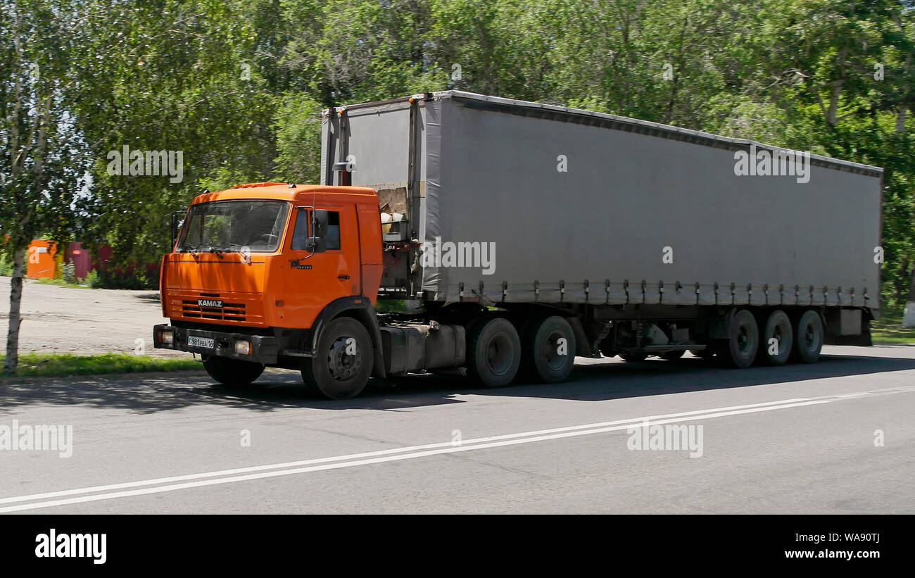 Le Kazakhstan, Ust-Kamenogorsk - 26 juin, 2019. Semi truck KAMAZ sur la route. Banque D'Images