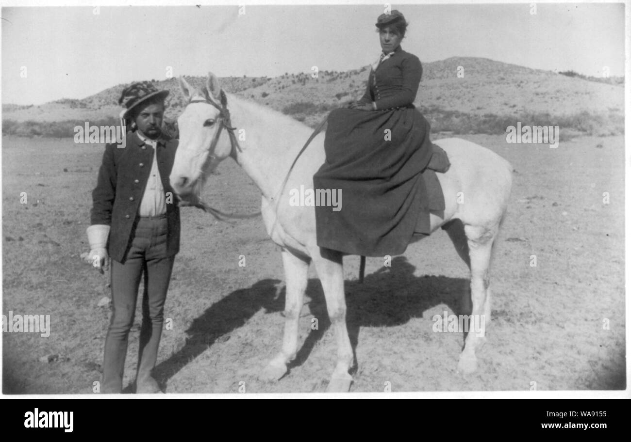 Officier de cavalerie holding White horse ; chaque femme qui porte le chapeau de l'autre ; Fort Verde, Arizona), 1884-87 Banque D'Images