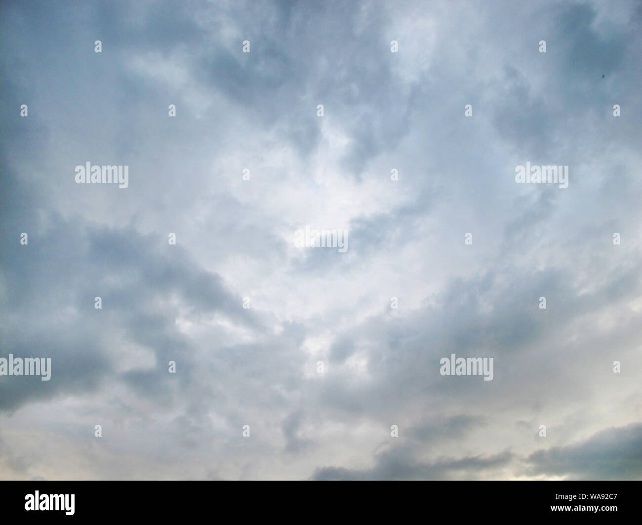 Le ciel gris avec des nuages Banque D'Images