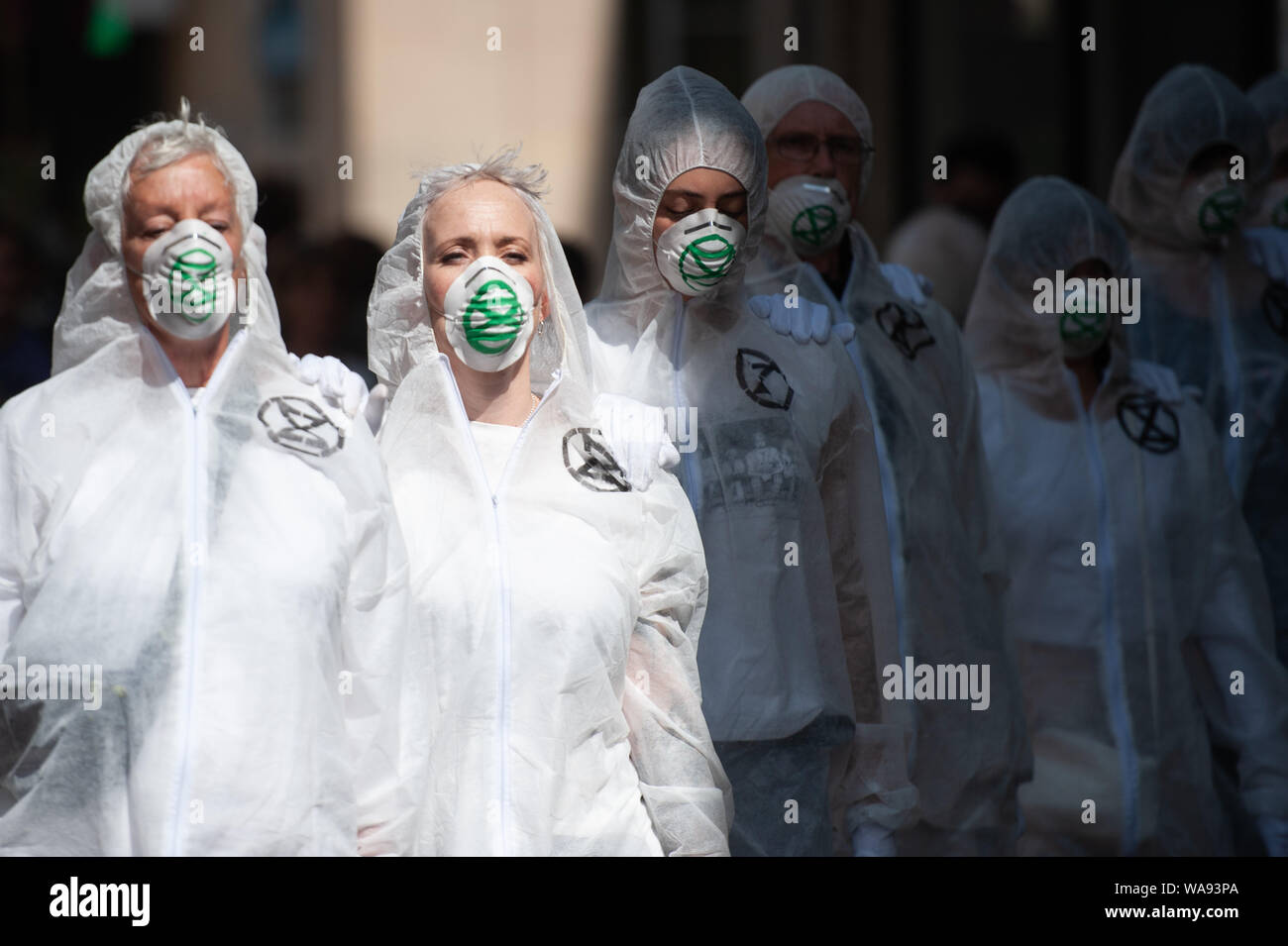 Bath, Somerset, Royaume-Uni. 17 août 2019. Les membres du groupe de protestation climatique rébellion d'Extinction avec des centaines de partisans locaux participer Banque D'Images