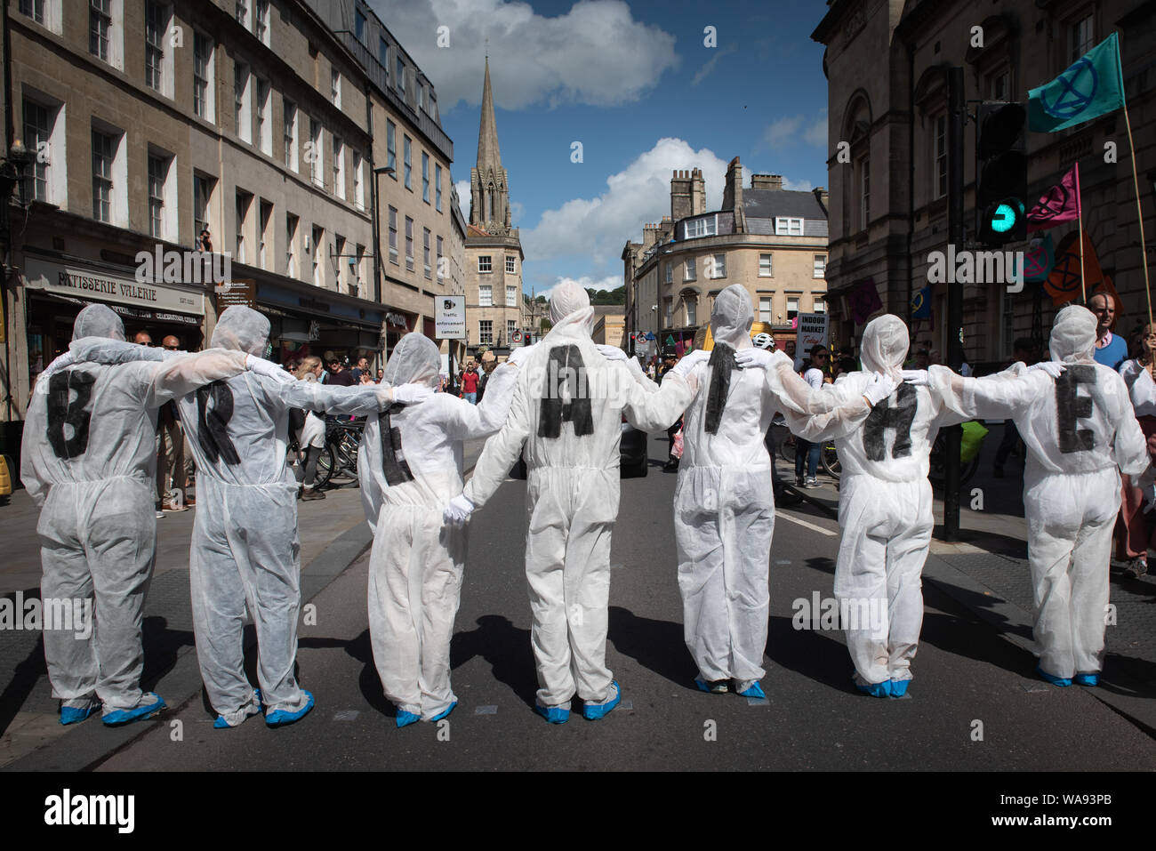 Bath, Somerset, Royaume-Uni. 17 août 2019. Les membres du groupe de protestation climatique rébellion d'Extinction avec des centaines de partisans locaux participer Banque D'Images