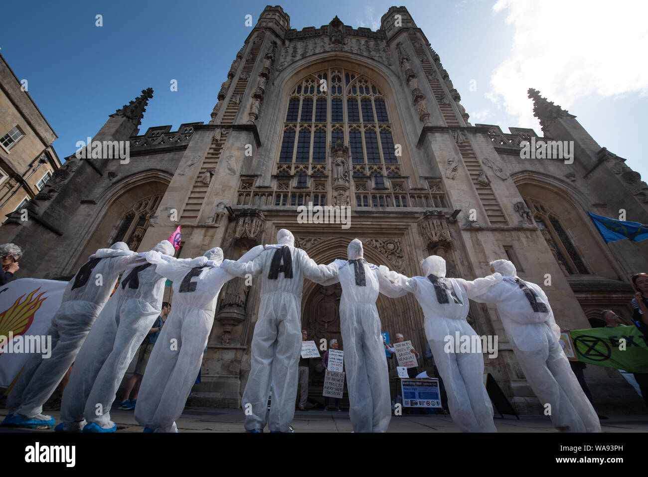 Bath, Somerset, Royaume-Uni. 17 août 2019. Les membres du groupe de protestation climatique rébellion d'Extinction avec des centaines de partisans locaux participer Banque D'Images