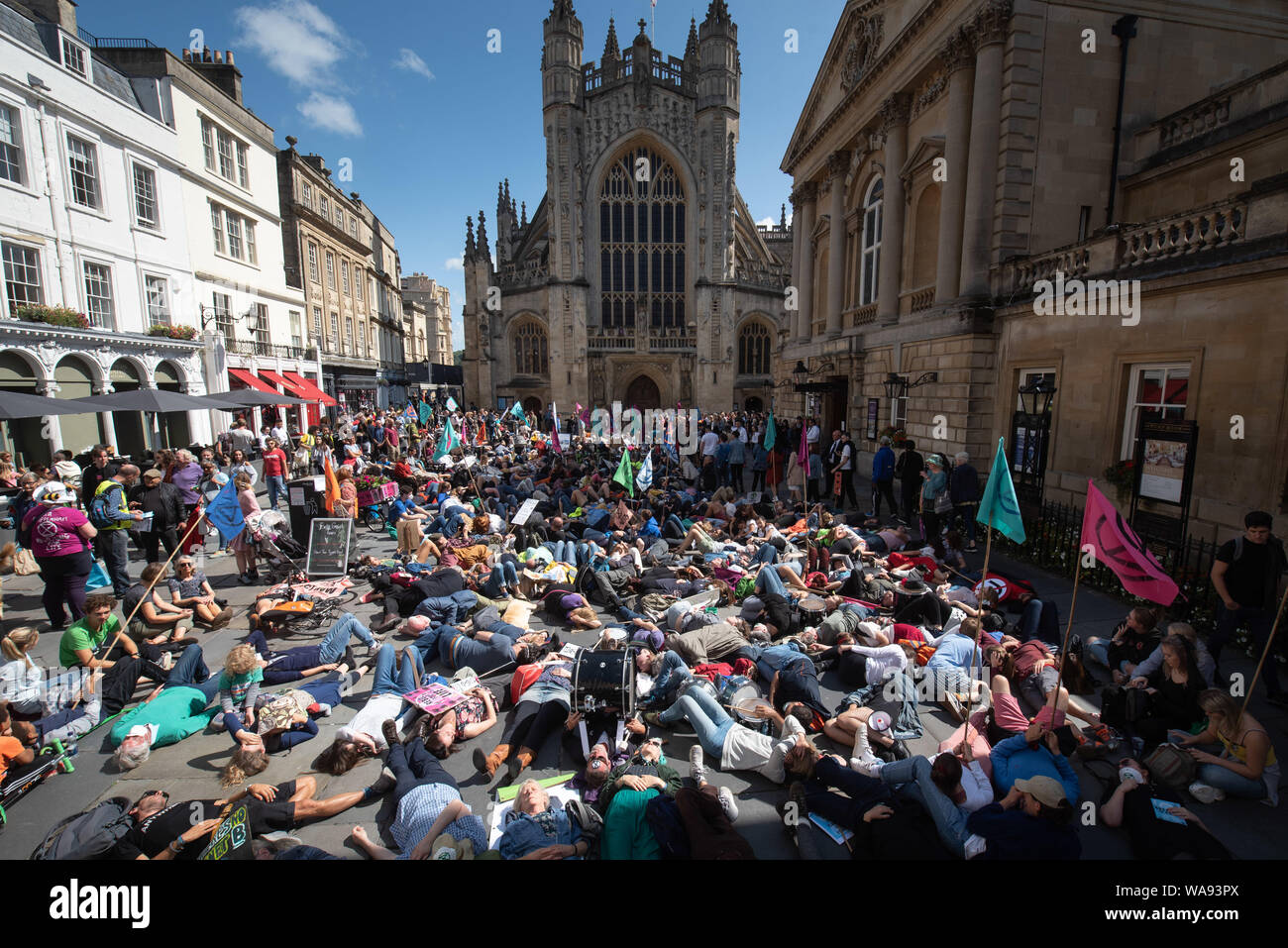 Bath, Somerset, Royaume-Uni. 17 août 2019. Les membres du groupe de protestation climatique rébellion d'Extinction avec des centaines de partisans locaux participer Banque D'Images